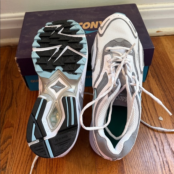 Saucony Women' White and Gray Sneakers - Picture 5 of 6